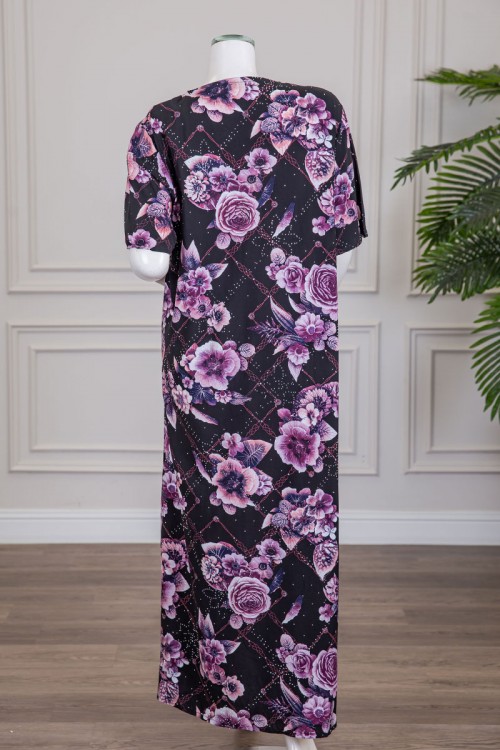 قميص نسائي طويل لون أسود مشجر باللون الموف مزين بفصوص ياقة دائرية بأزرار من الأمام و أكمام قصيرة