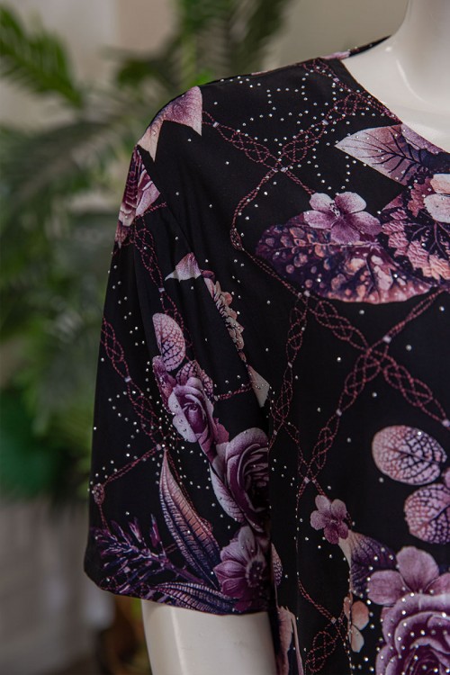 قميص نسائي طويل لون أسود مشجر باللون الموف مزين بفصوص ياقة دائرية بأزرار من الأمام و أكمام قصيرة