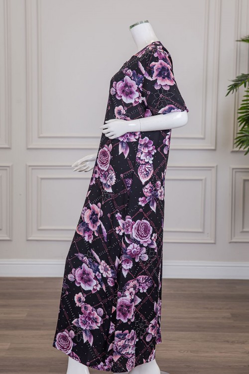 قميص نسائي طويل لون أسود مشجر باللون الموف مزين بفصوص ياقة دائرية بأزرار من الأمام و أكمام قصيرة