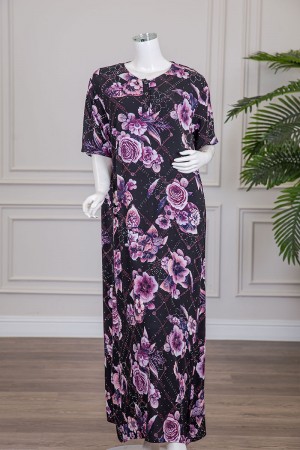 قميص نسائي طويل لون أسود مشجر باللون الموف مزين بفصوص ياقة دائرية بأزرار من الأمام و أكمام قصيرة 