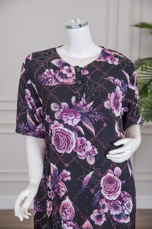 قميص نسائي طويل لون أسود مشجر باللون الموف مزين بفصوص ياقة دائرية بأزرار من الأمام و أكمام قصيرة 