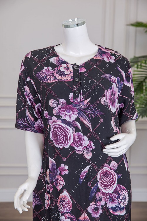 قميص نسائي طويل لون أسود مشجر باللون الموف مزين بفصوص ياقة دائرية بأزرار من الأمام و أكمام قصيرة