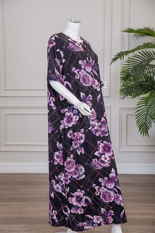 قميص نسائي طويل لون أسود مشجر باللون الموف مزين بفصوص ياقة دائرية بأزرار من الأمام و أكمام قصيرة