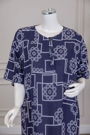 قميص نسائي طويل لون كحلي مزين برسومات و أشكال هندسية ياقة دائرية بأزرار من الأمام و أكمام قصيرة 