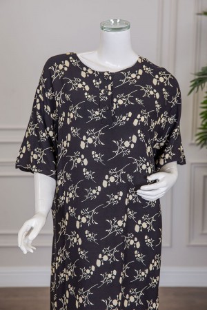 قميص نسائي جامبو طويل لون أسود مشجر ياقة دائرية بأزرار من الأمام و أكمام ميدي 