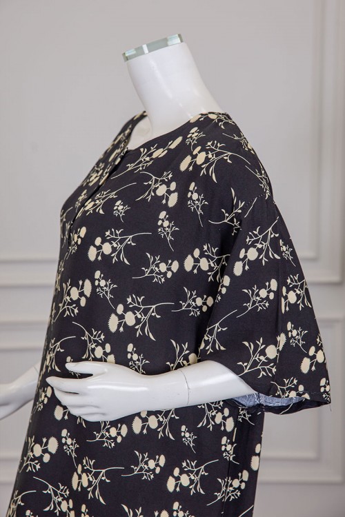 قميص نسائي جامبو طويل لون أسود مشجر ياقة دائرية بأزرار من الأمام و أكمام ميدي