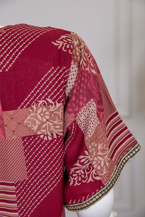 قميص نسائي طويل لون أحمر مزين برسومات و أشكال ياقة كلفة مطرزة باللون الذهبي و بأكمام قصيرة