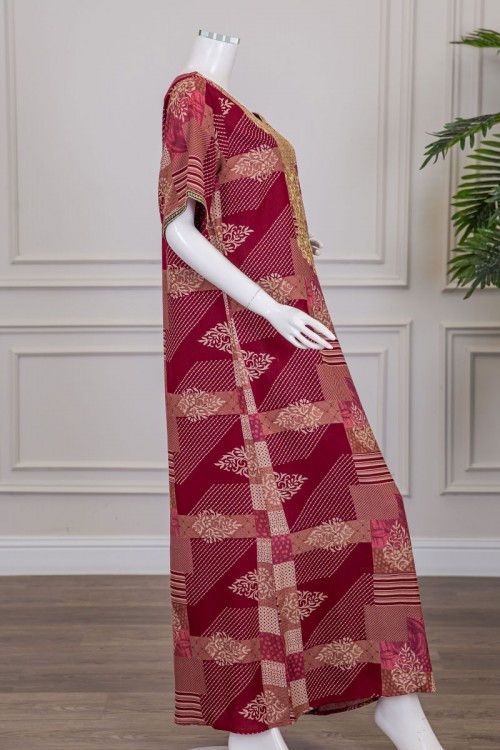 قميص نسائي طويل لون أحمر مزين برسومات و أشكال ياقة كلفة مطرزة باللون الذهبي و بأكمام قصيرة