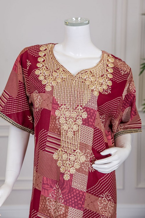 قميص نسائي طويل لون أحمر مزين برسومات و أشكال ياقة كلفة مطرزة باللون الذهبي و بأكمام قصيرة