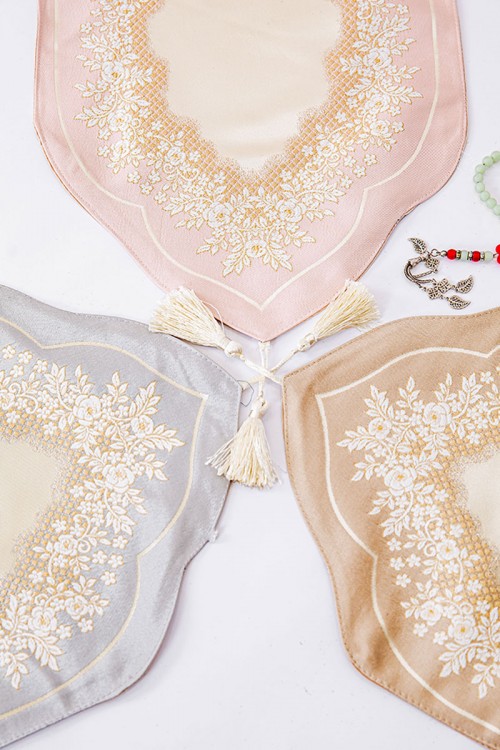 سجادة صلاة متعددة الألوان