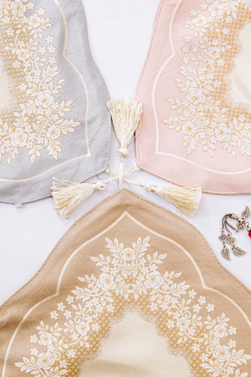 سجادة صلاة متعددة الألوان