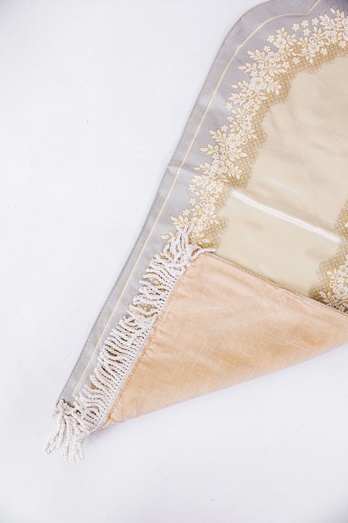 سجادة صلاة متعددة الألوان