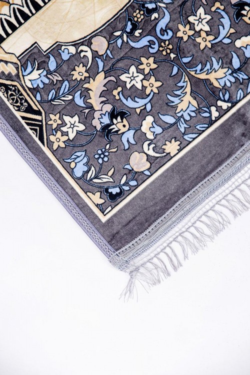 سجادة صلاة متعددة الألوان مزينة برسومات و زخارف من الأمام