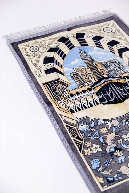 سجادة صلاة متعددة الألوان مزينة برسومات و زخارف من الأمام