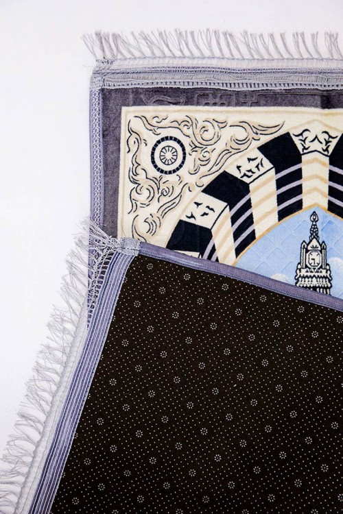 سجادة صلاة متعددة الألوان مزينة برسومات و زخارف من الأمام