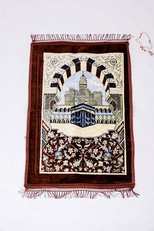 سجادة صلاة متعددة الألوان مزينة برسومات و زخارف من الأمام