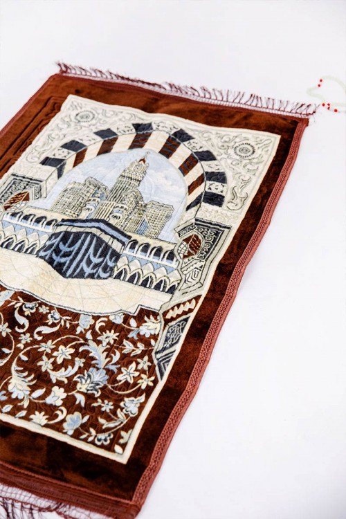 سجادة صلاة متعددة الألوان مزينة برسومات و زخارف من الأمام