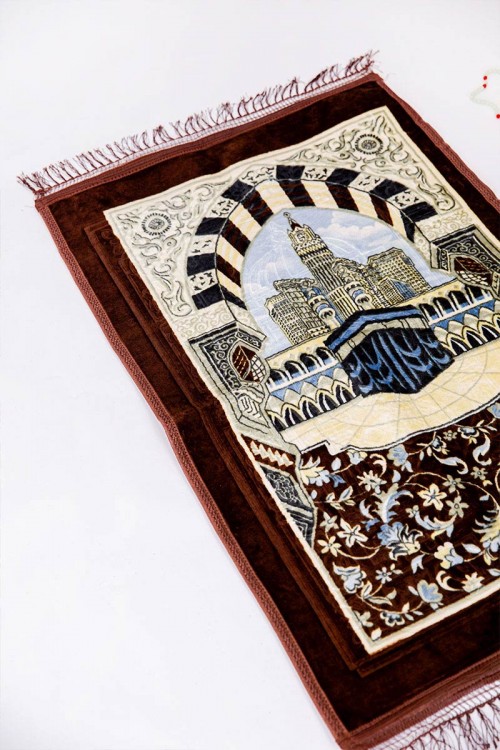 سجادة صلاة متعددة الألوان مزينة برسومات و زخارف من الأمام