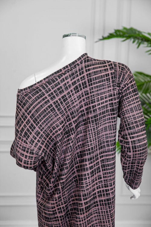 قميص نسائي شتوي طويل لون بني مزين بخطوط متقاطعة باللون ألاسود ياقة دائرية و أكمام طويلة