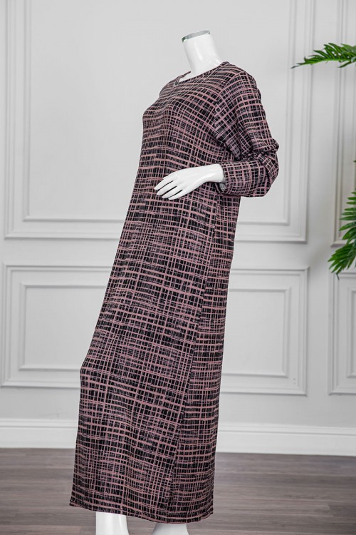 قميص نسائي شتوي طويل لون بني مزين بخطوط متقاطعة باللون ألاسود ياقة دائرية و أكمام طويلة