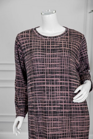 قميص نسائي شتوي طويل لون بني مزين بخطوط متقاطعة باللون ألاسود ياقة دائرية و أكمام طويلة