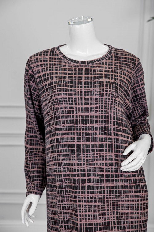 قميص نسائي شتوي طويل لون بني مزين بخطوط متقاطعة باللون ألاسود ياقة دائرية و أكمام طويلة