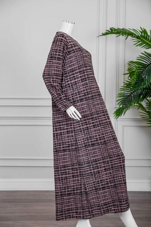 قميص نسائي شتوي طويل لون بني مزين بخطوط متقاطعة باللون ألاسود ياقة دائرية و أكمام طويلة