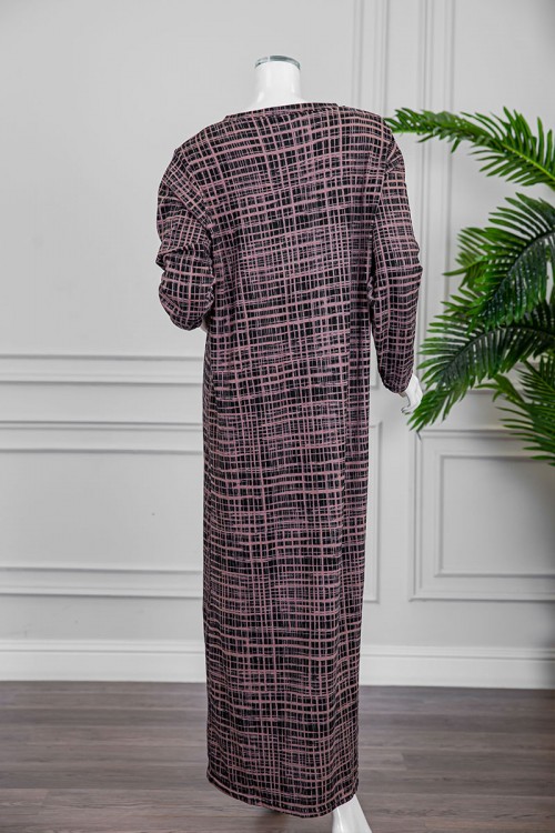 قميص نسائي شتوي طويل لون بني مزين بخطوط متقاطعة باللون ألاسود ياقة دائرية و أكمام طويلة