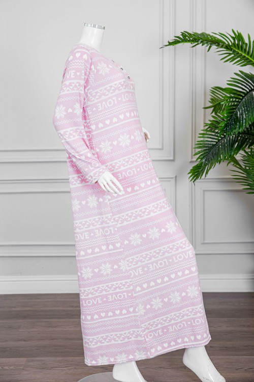 قميص نسائي شتوي طويل لون وردي مزين بكتابات و أشكال باللون الأبيض ياقة دائرية بأزرار و أكمام طويلة