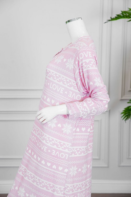 قميص نسائي شتوي طويل لون وردي مزين بكتابات و أشكال باللون الأبيض ياقة دائرية بأزرار و أكمام طويلة