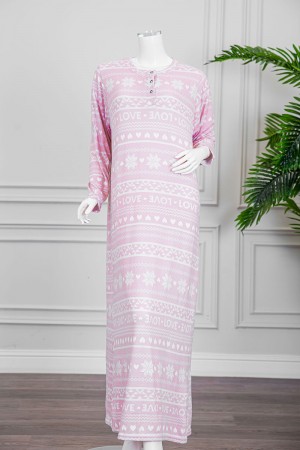 قميص نسائي شتوي طويل لون وردي مزين بكتابات و أشكال باللون الأبيض ياقة دائرية بأزرار و أكمام طويلة