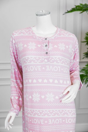 قميص نسائي شتوي طويل لون وردي مزين بكتابات و أشكال باللون الأبيض ياقة دائرية بأزرار و أكمام طويلة