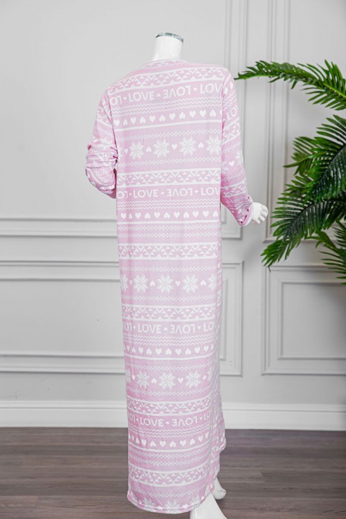 قميص نسائي شتوي طويل لون وردي مزين بكتابات و أشكال باللون الأبيض ياقة دائرية بأزرار و أكمام طويلة