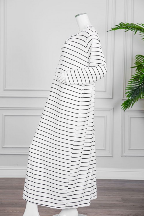 قميص نسائي شتوي طويل لون أبيض مخطط باللون الأسود ياقة دائرية بأزرار و أكمام طويلة