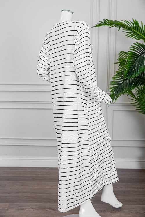 قميص نسائي شتوي طويل لون أبيض مخطط باللون الأسود ياقة دائرية بأزرار و أكمام طويلة