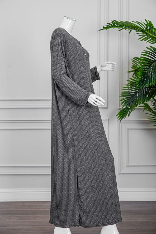 قميص نسائي شتوي طويل لون أبيض مخطط باللون الأسود ياقة دائرية بأزرار و أكمام طويلة