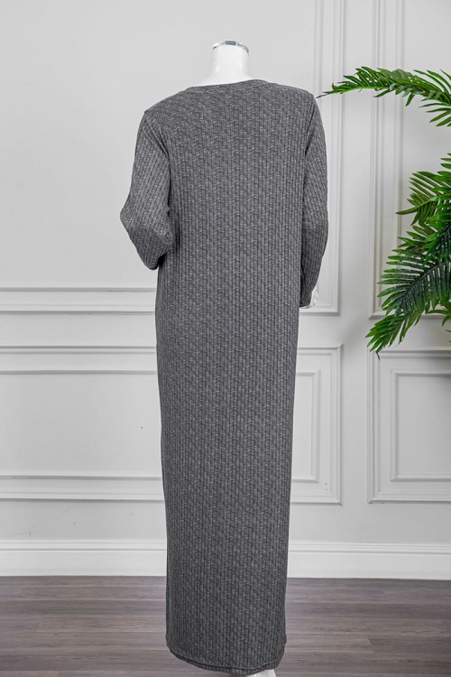 قميص نسائي شتوي طويل لون أبيض مخطط باللون الأسود ياقة دائرية بأزرار و أكمام طويلة