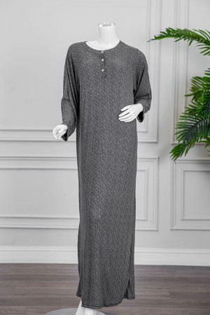 قميص نسائي شتوي طويل لون أبيض مخطط باللون الأسود ياقة دائرية بأزرار و أكمام طويلة