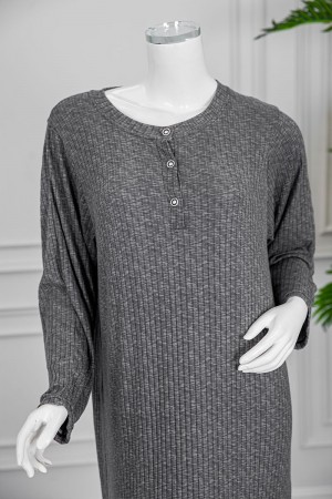 قميص نسائي شتوي طويل لون أبيض مخطط باللون الأسود ياقة دائرية بأزرار و أكمام طويلة