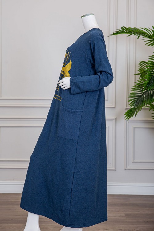 قميص نسائي شتوي طويل لون كحلي مزين بكتابات و رسومات باللون الأصفر ياقة دائرية و جيوب من الجانبين و أكمام طويلة