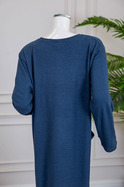 قميص نسائي شتوي طويل لون كحلي مزين بكتابات و رسومات باللون الأصفر ياقة دائرية و جيوب من الجانبين و أكمام طويلة