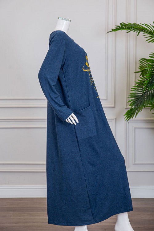 قميص نسائي شتوي طويل لون كحلي مزين بكتابات و رسومات باللون الأصفر ياقة دائرية و جيوب من الجانبين و أكمام طويلة