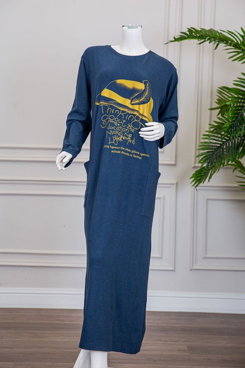 قميص نسائي شتوي طويل لون كحلي مزين بكتابات و رسومات باللون الأصفر ياقة دائرية و جيوب من الجانبين و أكمام طويلة