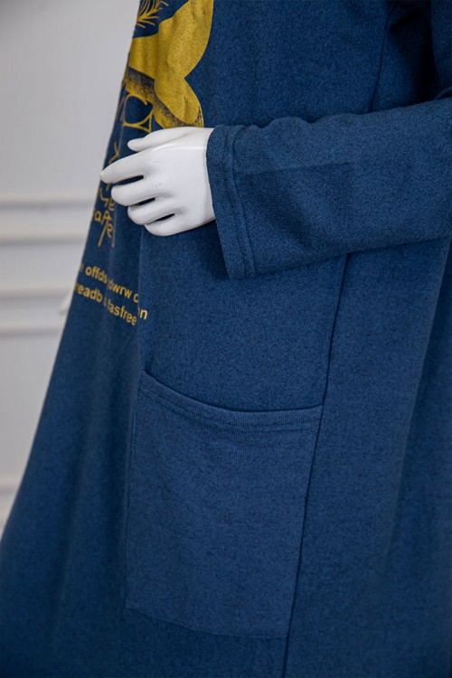 قميص نسائي شتوي طويل لون كحلي مزين بكتابات و رسومات باللون الأصفر ياقة دائرية و جيوب من الجانبين و أكمام طويلة