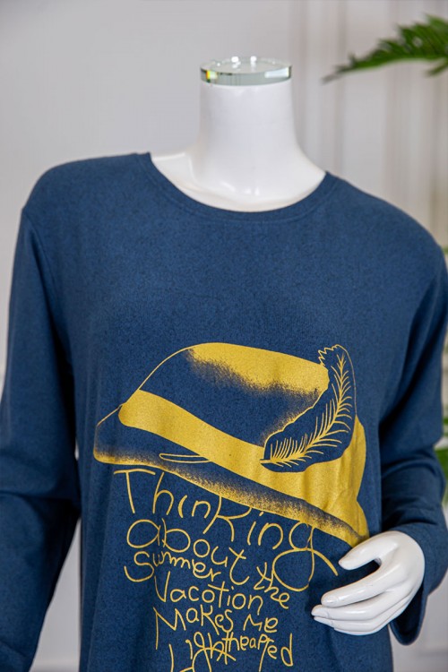 قميص نسائي شتوي طويل لون كحلي مزين بكتابات و رسومات باللون الأصفر ياقة دائرية و جيوب من الجانبين و أكمام طويلة