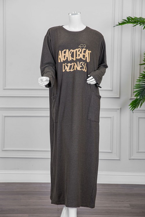 قميص نسائي شتوي طويل لون زيتي مزين بكتابات و رسومات من الأمام ياقة دائرية و جيوب من الجانبين و أكمام طويلة