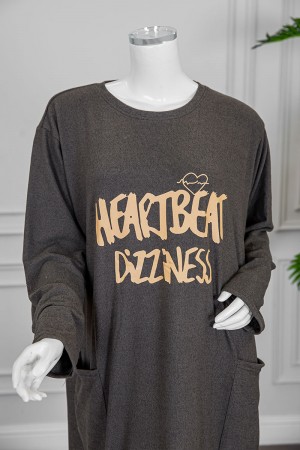 قميص نسائي شتوي طويل لون زيتي مزين بكتابات و رسومات من الأمام ياقة دائرية و جيوب من الجانبين و أكمام طويلة