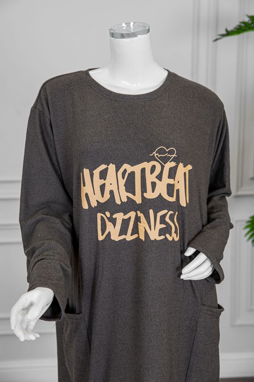 قميص نسائي شتوي طويل لون زيتي مزين بكتابات و رسومات من الأمام ياقة دائرية و جيوب من الجانبين و أكمام طويلة