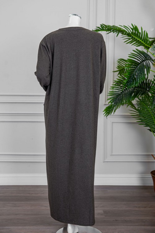 قميص نسائي شتوي طويل لون زيتي مزين بكتابات و رسومات من الأمام ياقة دائرية و جيوب من الجانبين و أكمام طويلة