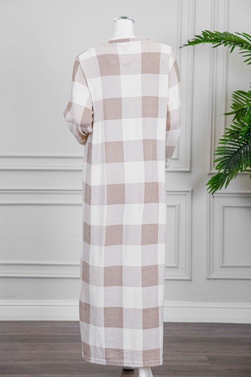 قميص نسائي شتوي طويل لون أبيض و بيج على شكل مربعات ياقة دائرية و أكمام طويلة